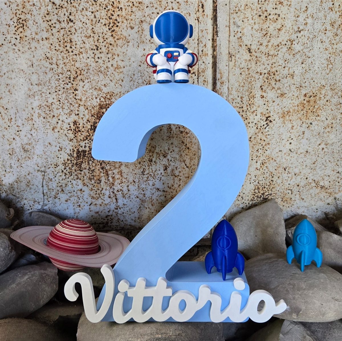 Numero 2 in 3D azzurro con nome Vittorio e decorazioni tema spazio